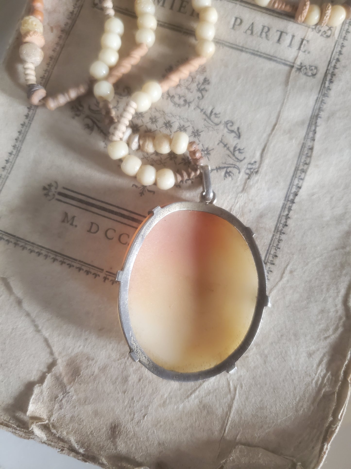 RARE Pendentif Camée représentant un ange qui chuchote