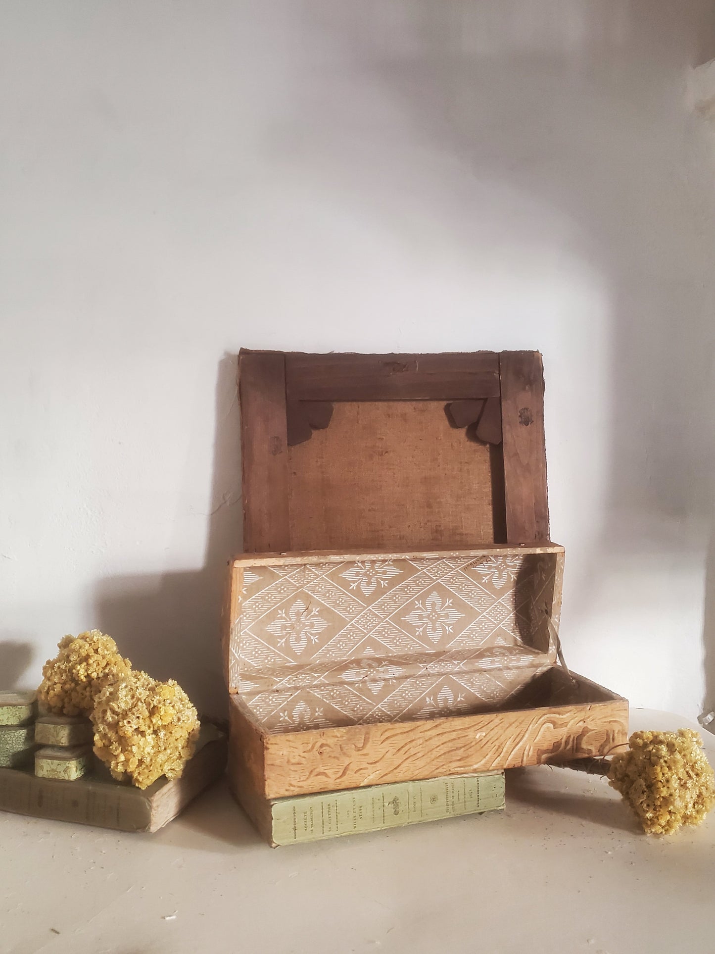Coffret ancien habillé de papier peint