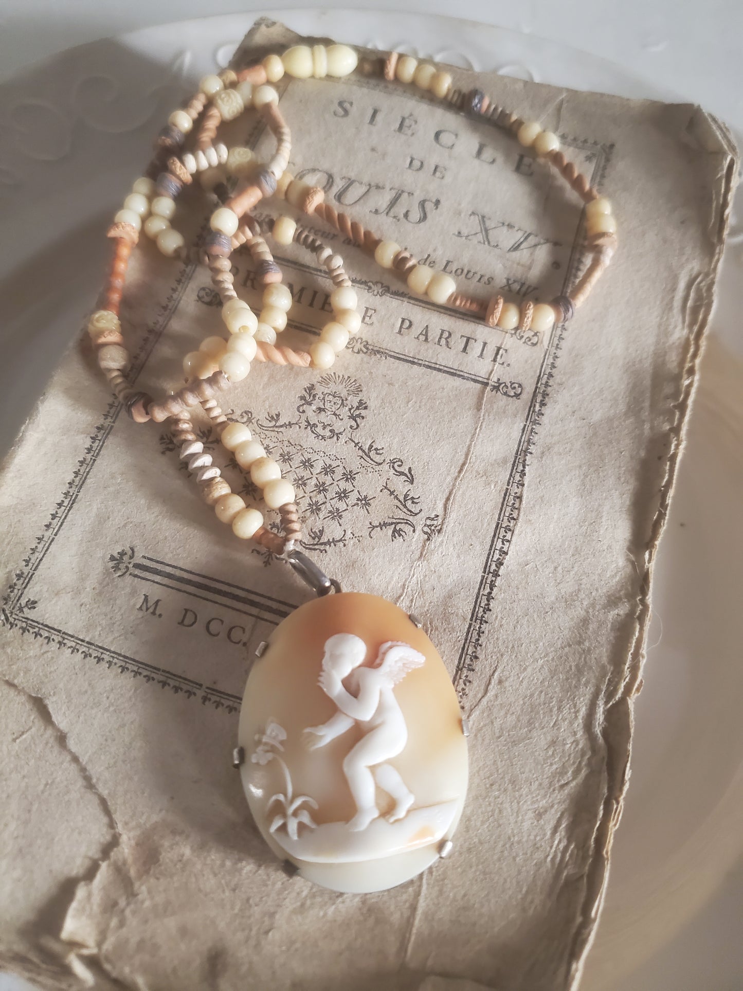 RARE Pendentif Camée représentant un ange qui chuchote