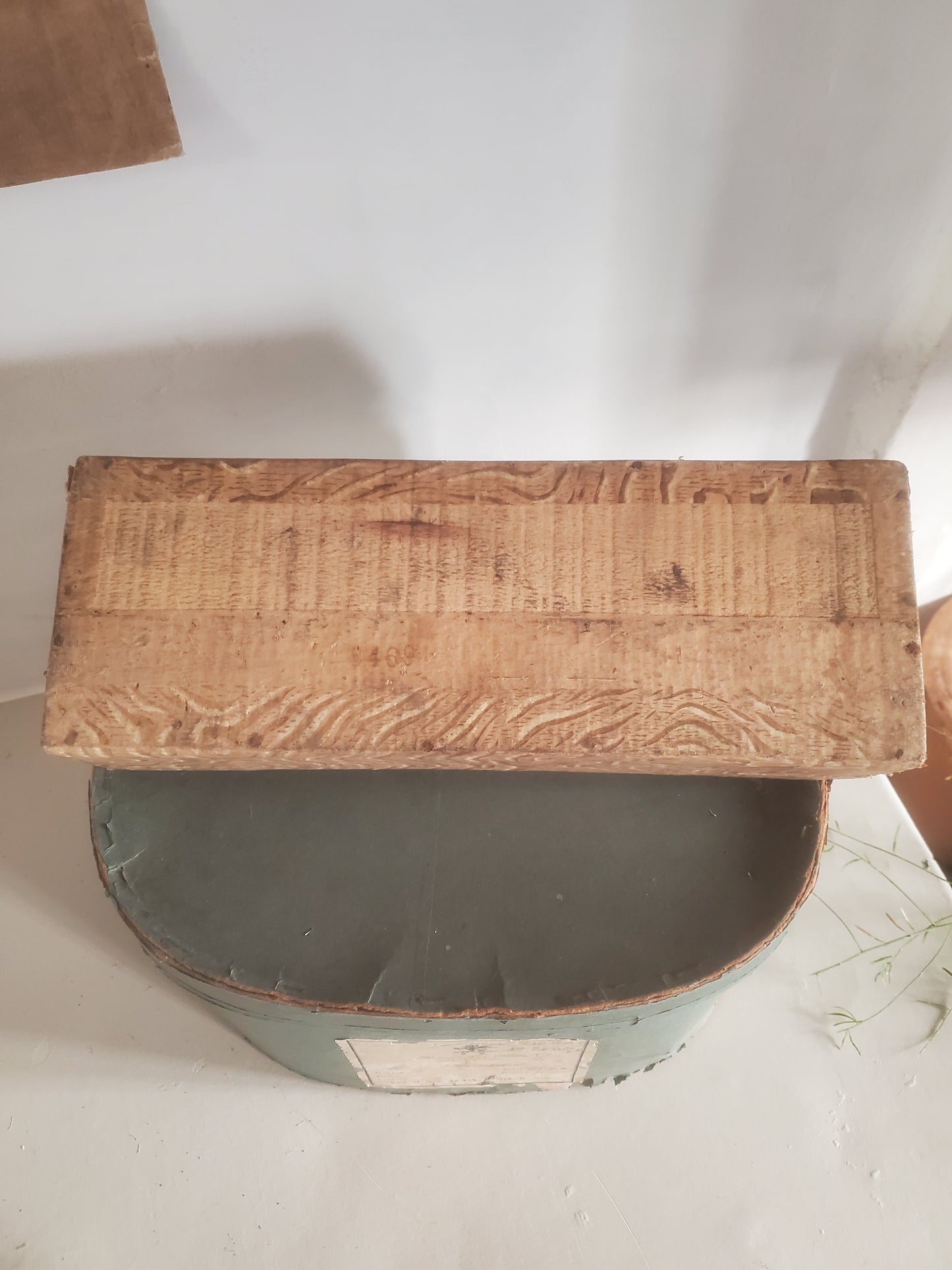 Coffret ancien habillé de papier peint