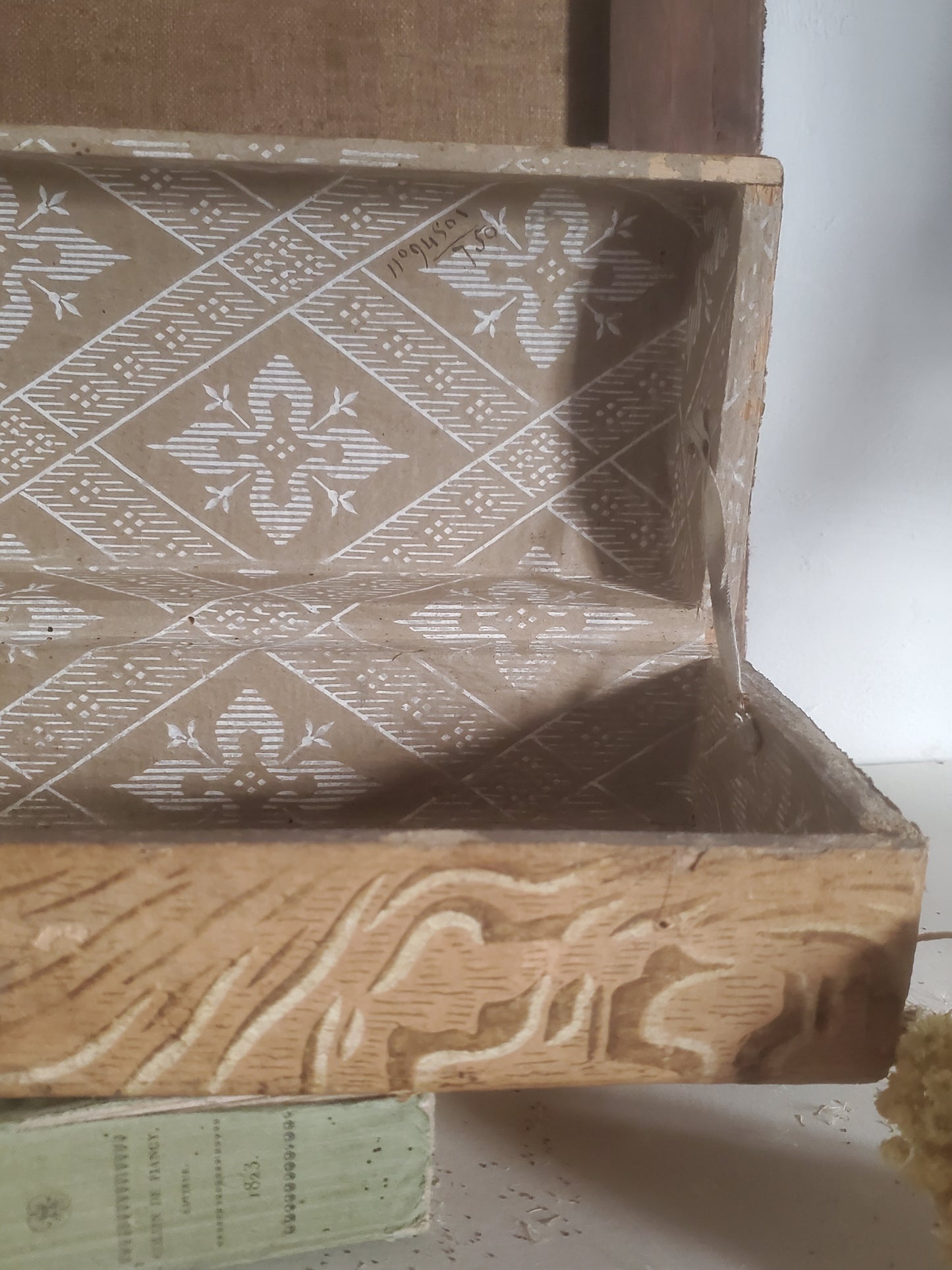 Coffret ancien habillé de papier peint