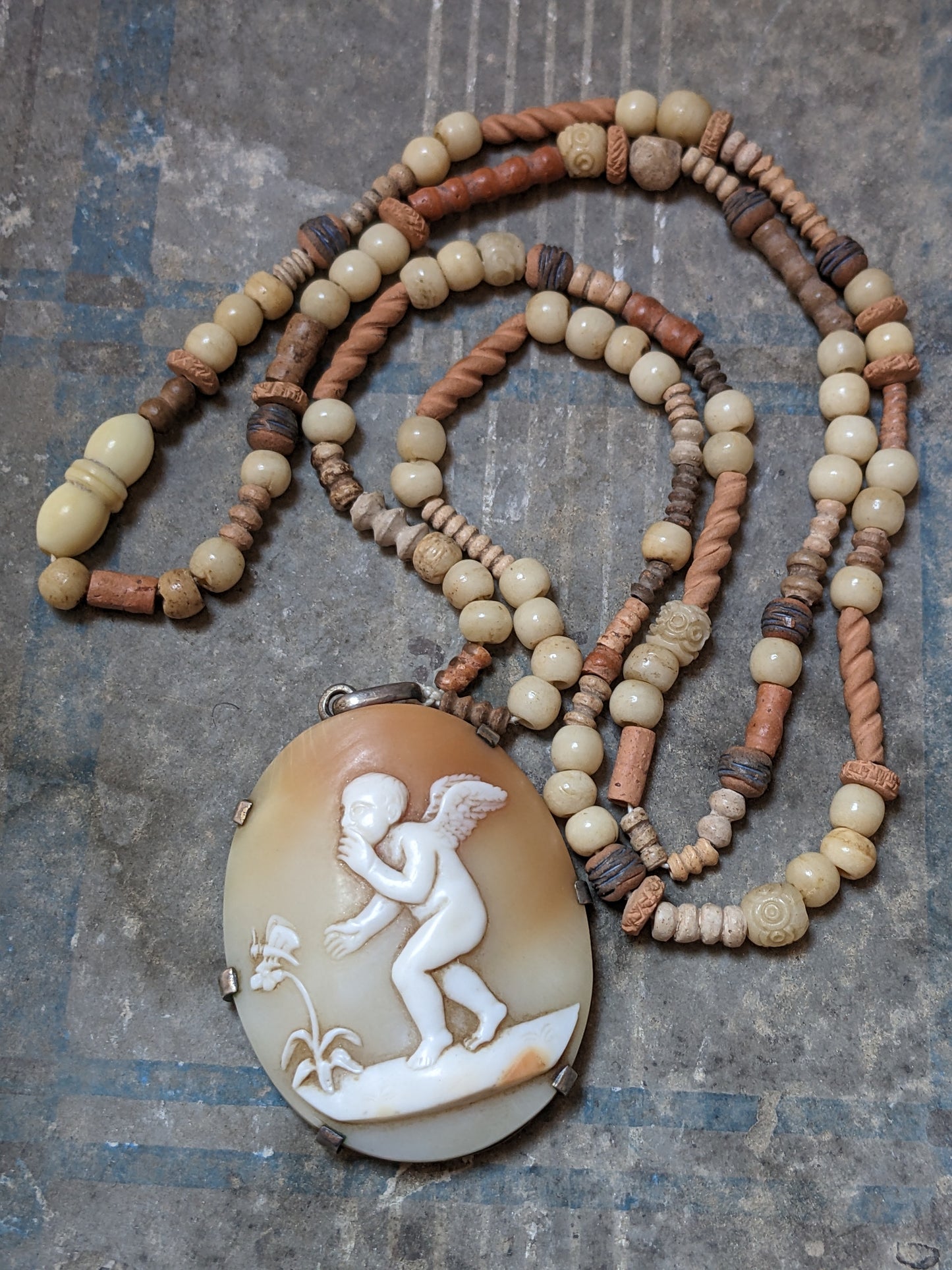 RARE Pendentif Camée représentant un ange qui chuchote