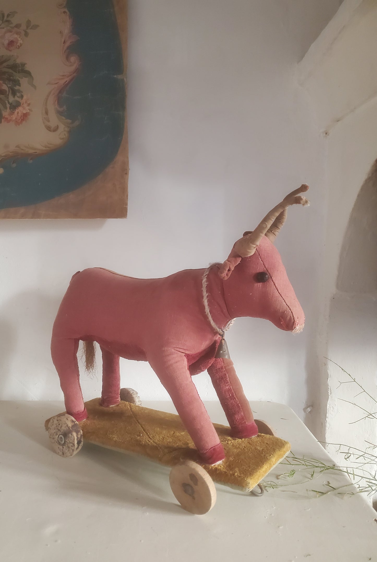 Unique jouet vache sur roulettes
