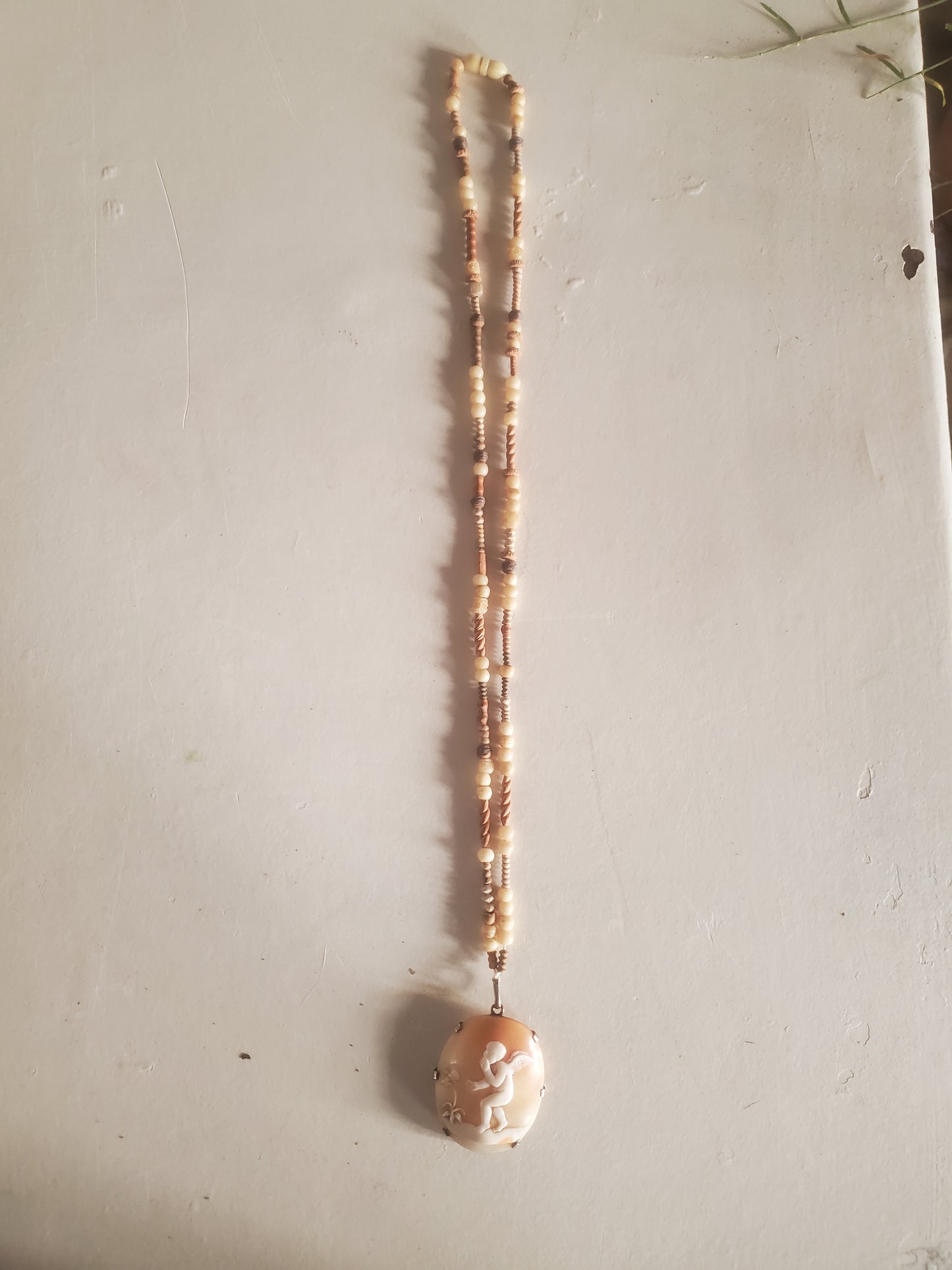 RARE Pendentif Camée représentant un ange qui chuchote