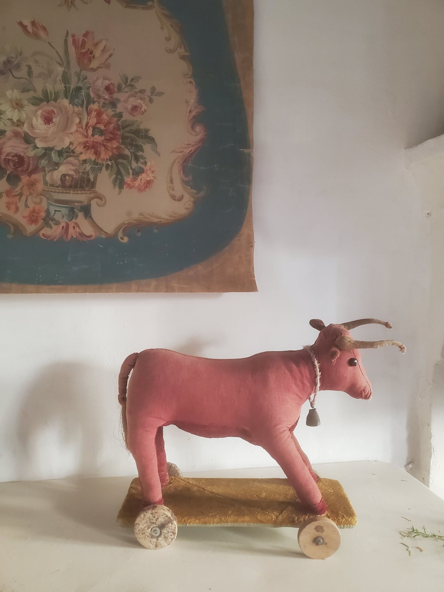Unique jouet vache sur roulettes