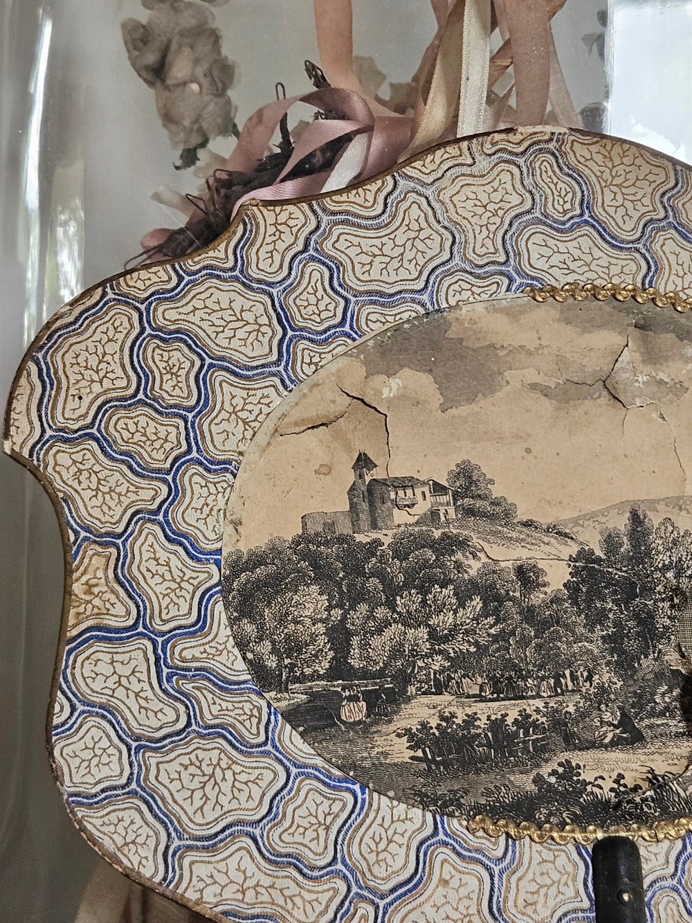 Ecran à main Napoléon III au décor bleu et de forme chantournée