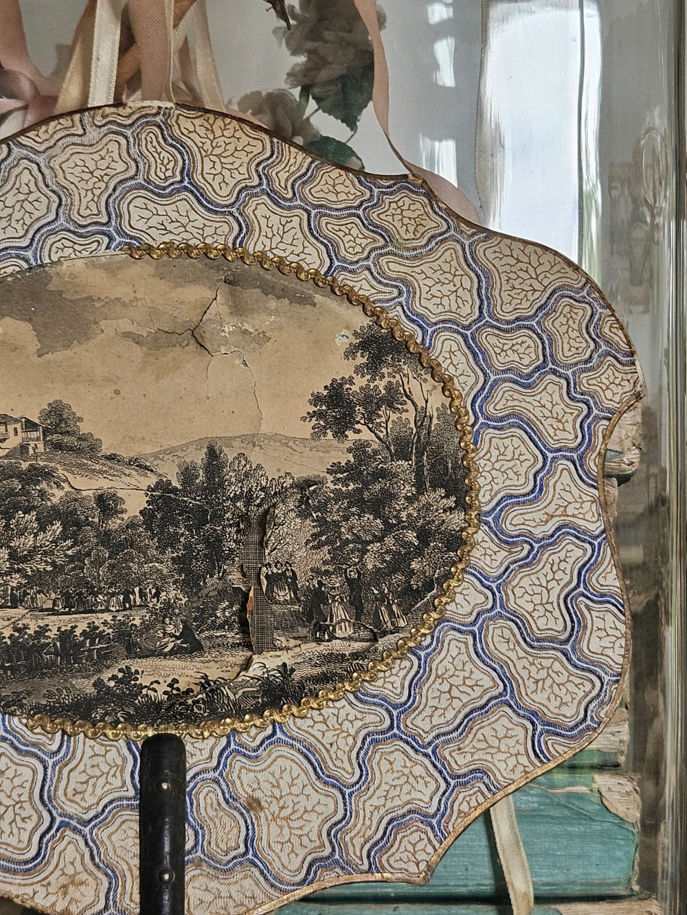 Ecran à main Napoléon III au décor bleu et de forme chantournée