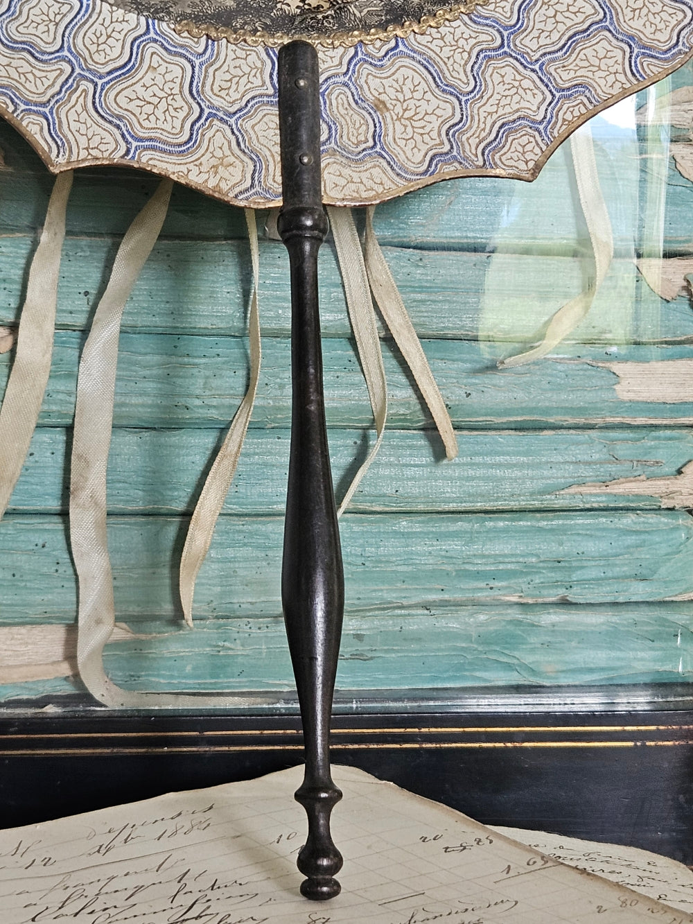 Ecran à main Napoléon III au décor bleu et de forme chantournée