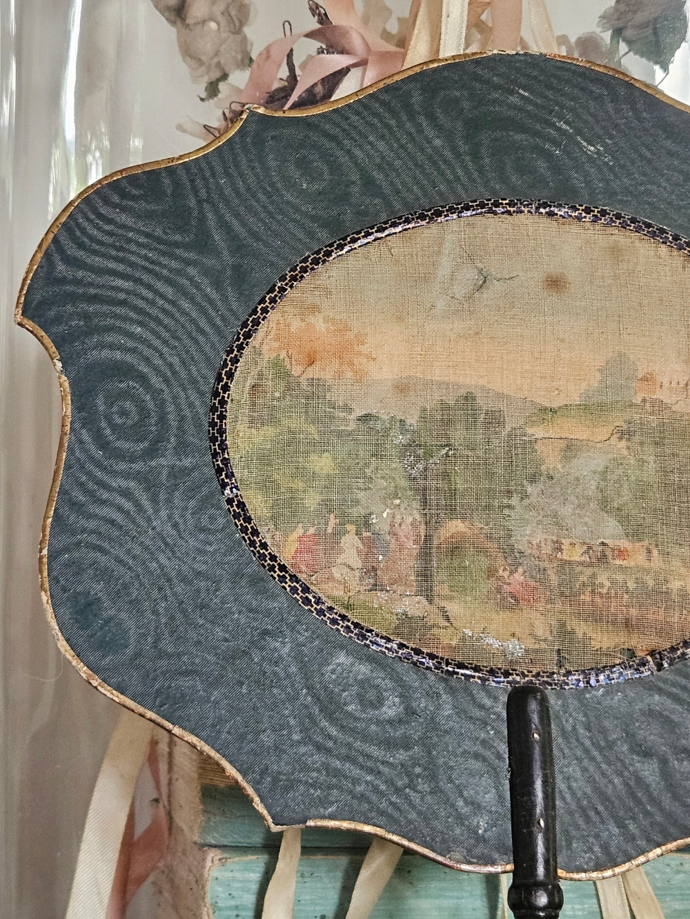 Ecran à main Napoléon III au décor bleu et de forme chantournée