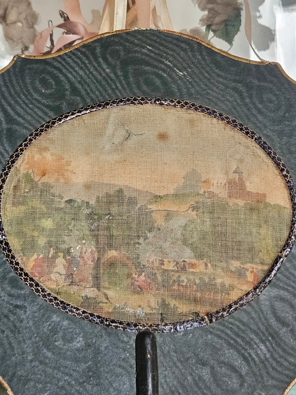 Ecran à main Napoléon III au décor bleu et de forme chantournée
