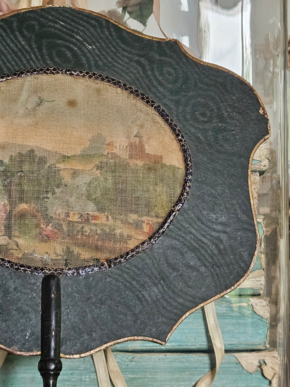 Ecran à main Napoléon III au décor bleu et de forme chantournée