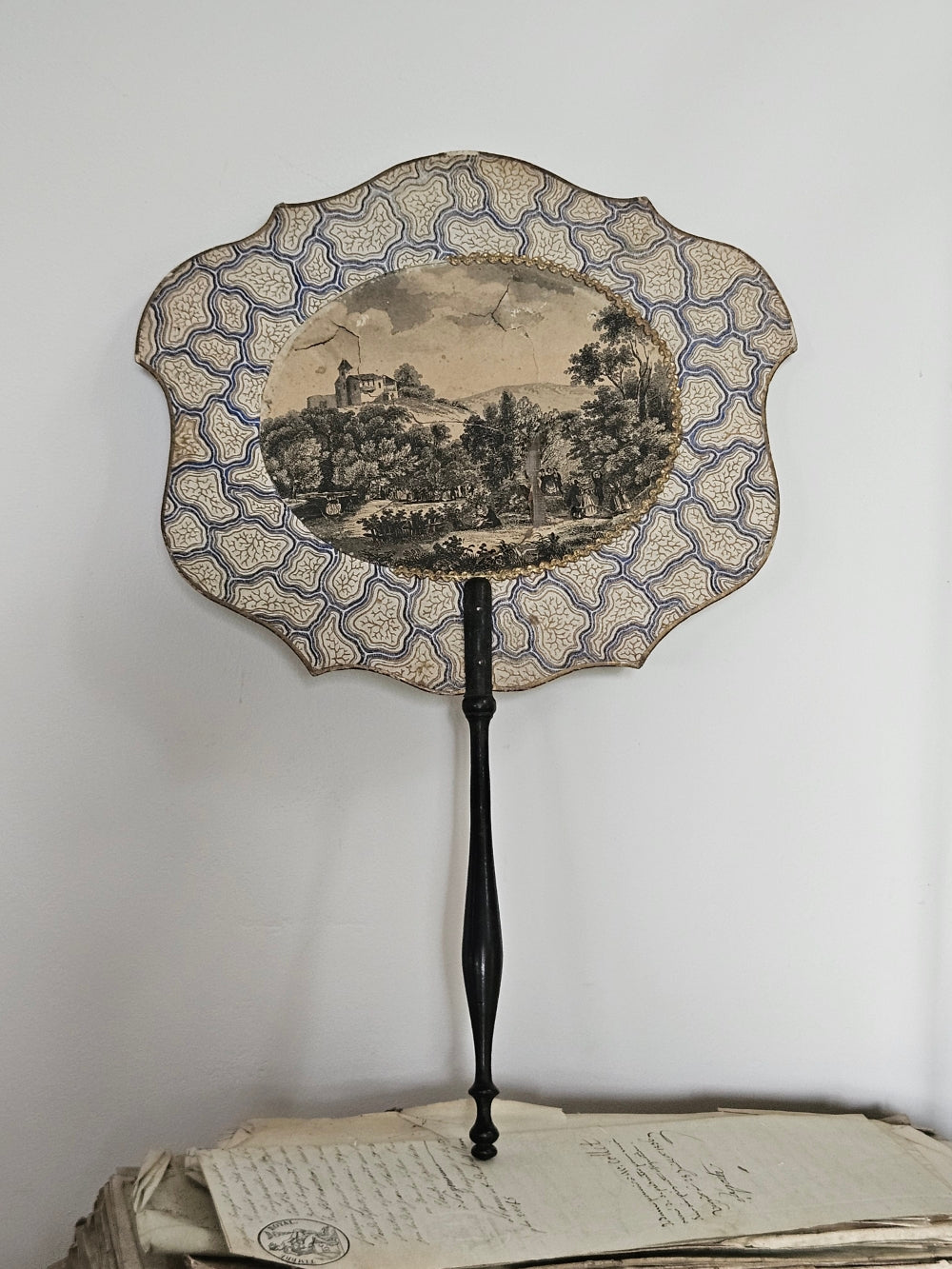 Ecran à main Napoléon III au décor bleu et de forme chantournée