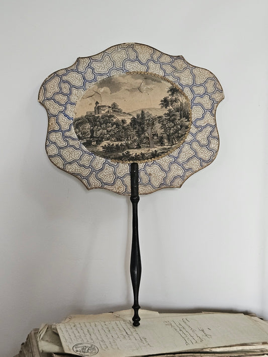 Ecran à main Napoléon III au décor bleu et de forme chantournée