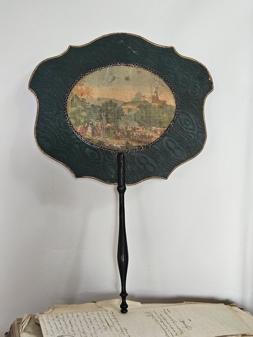 Ecran à main Napoléon III au décor bleu et de forme chantournée