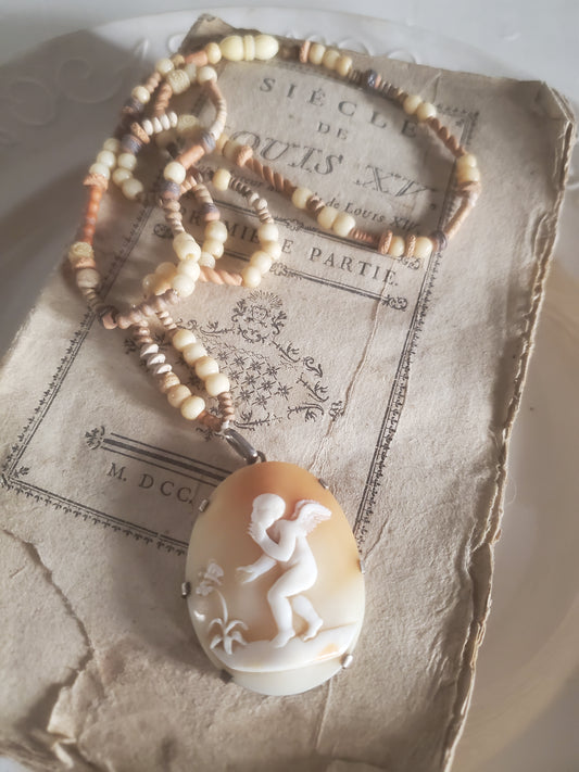 RARE  Pendentif Camée représentant un ange qui chuchote