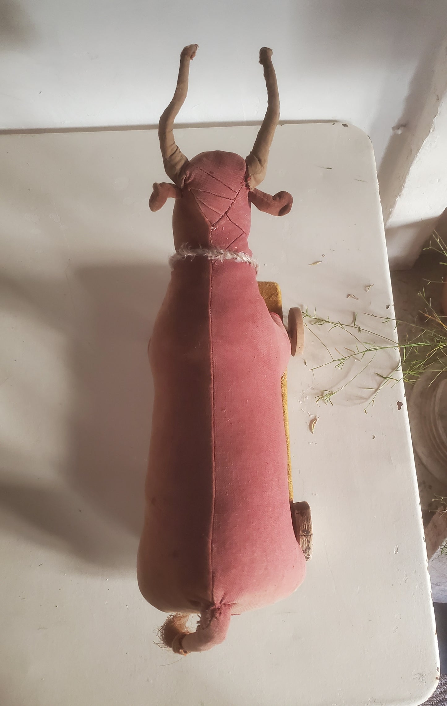 Unique jouet vache sur roulettes