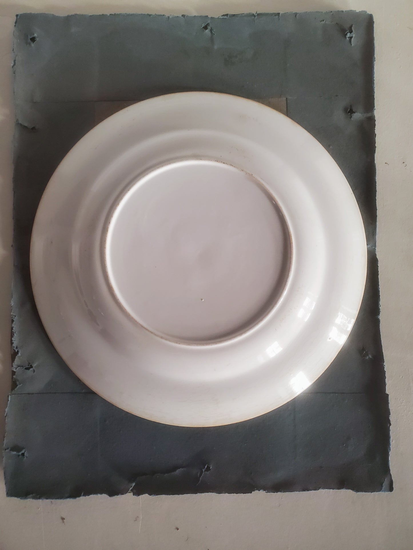 Plat ancien de diamètre 27 cm avec lettrage
