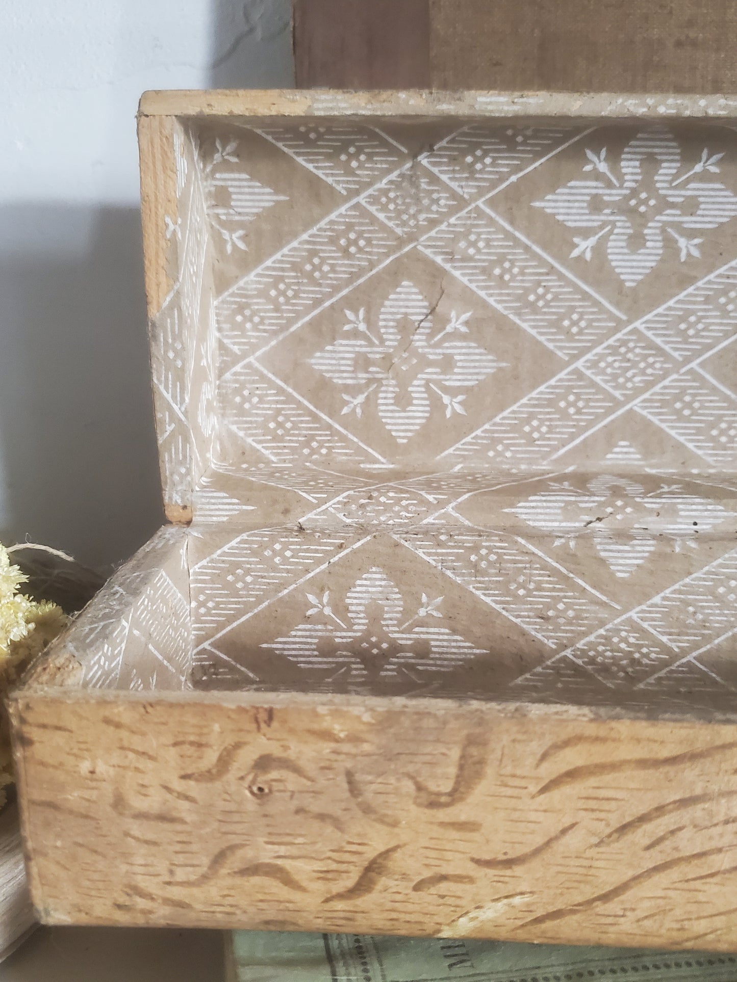 Coffret ancien habillé de papier peint