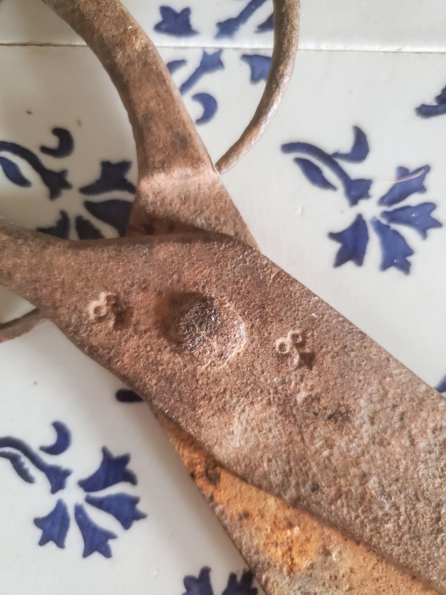 Vieux ciseaux forgé à la main