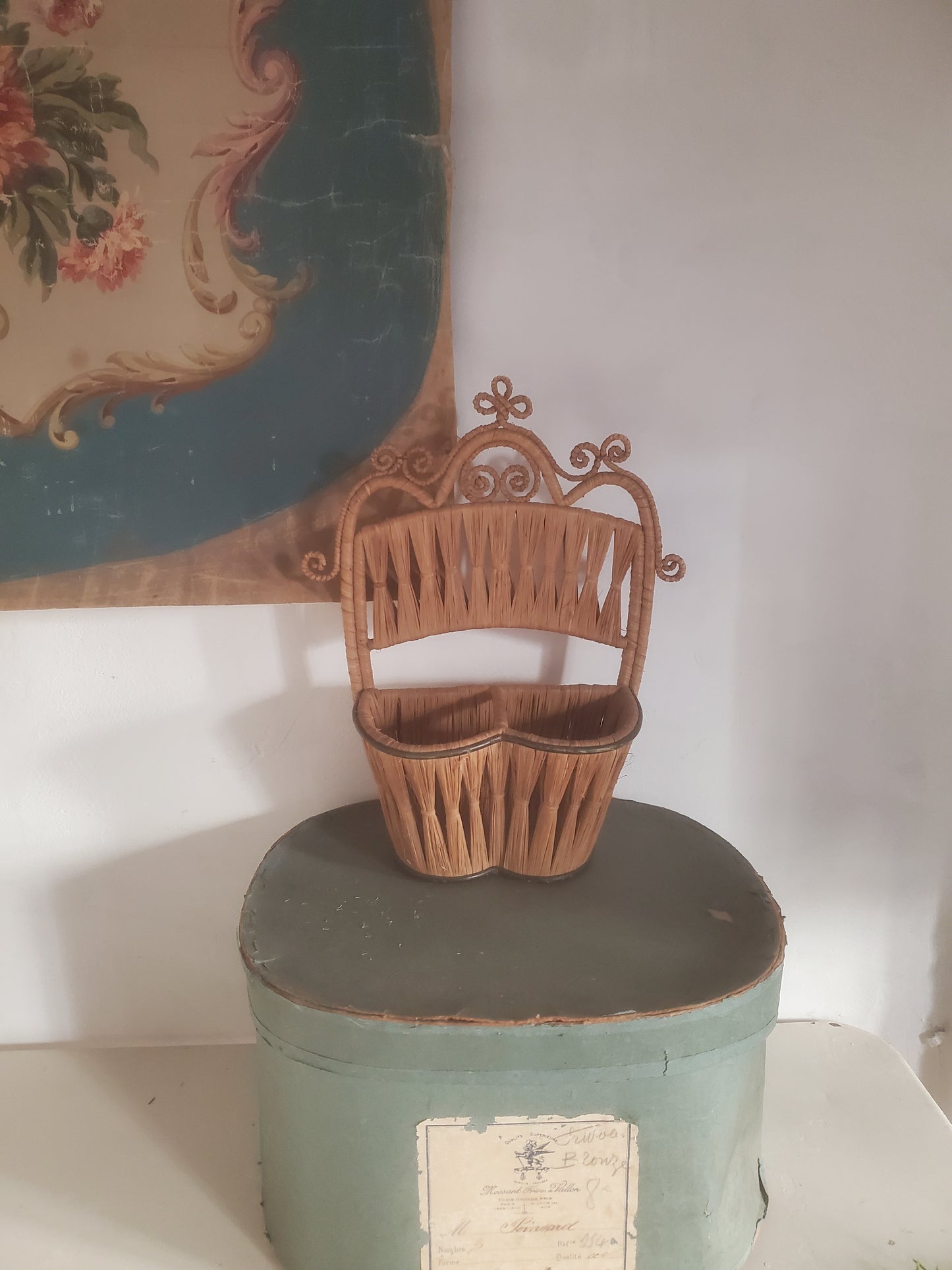 Charmant présentoir en paille des années 60